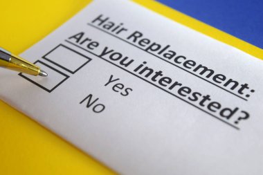 Bir kişi saç nakliyle ilgili soruya cevap veriyor..