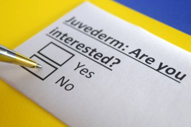 Bir kişi Juvederm ile ilgili soruya cevap veriyor..