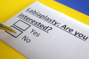 Labiaplasti ile ilgili soruya bir kişi cevap veriyor..