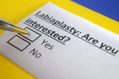 Labiaplasti ile ilgili soruya bir kişi cevap veriyor..