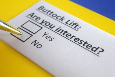 Bir kişi kalça kaldırma ile ilgili soruya cevap veriyor..