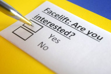 Bir kişi yüz gerdirmeyle ilgili soruya cevap veriyor..