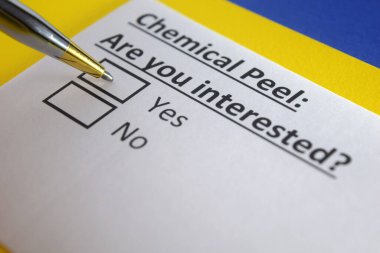 Bir kişi kimyasal kabukla ilgili soruya cevap veriyor..