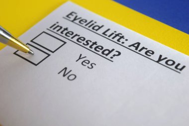 Bir kişi göz kapağı kaldırma sorusuna cevap veriyor..