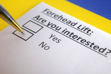 Alnını kaldırmakla ilgili soruya bir kişi cevap veriyor..