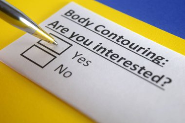 Bir kişi vücut hatlarıyla ilgili soruya cevap veriyor..