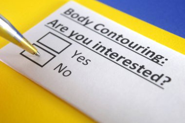 Bir kişi vücut hatlarıyla ilgili soruya cevap veriyor..