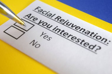 Bir kişi yüz yenilenmesi ile ilgili soruya cevap veriyor..