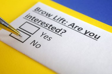 Bir kişi kaş kaldırmayla ilgili soruya cevap veriyor..