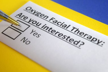 Bir kişi oksijen yüz terapisi ile ilgili soruya cevap veriyor..