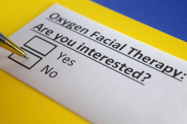 Bir kişi oksijen yüz terapisi ile ilgili soruya cevap veriyor..