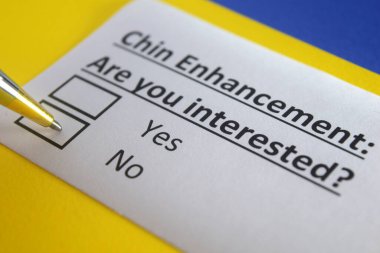 Bir kişi çene büyütme ile ilgili soruya cevap veriyor..