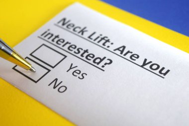 Bir kişi boyun gerdirmeyle ilgili soruya cevap veriyor..