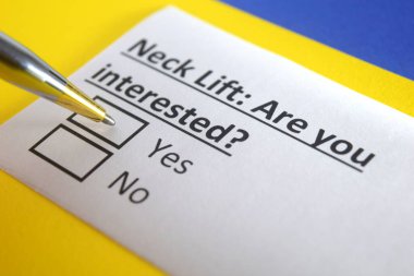 Bir kişi boyun gerdirmeyle ilgili soruya cevap veriyor..