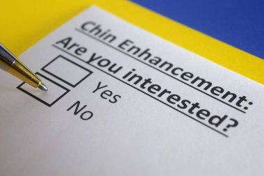 Bir kişi çene büyütme ile ilgili soruya cevap veriyor..