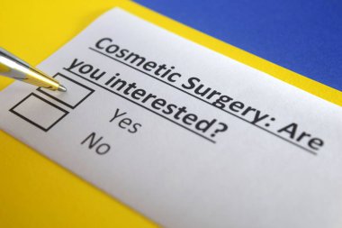 Bir kişi estetik cerrahi ile ilgili soruya cevap veriyor..