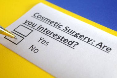 Bir kişi estetik cerrahi ile ilgili soruya cevap veriyor..