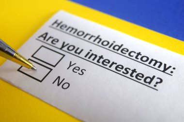 Bir kişi hemoroidektomi ile ilgili soruya cevap veriyor..