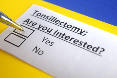 Bir kişi bademcik ameliyatı ile ilgili soruya cevap veriyor..