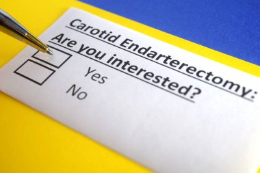 Bir kişi karotid endarterektomi ile ilgili soruya cevap veriyor..