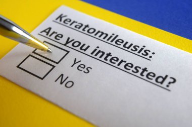 Bir kişi keratomil ile ilgili soruya cevap veriyor..