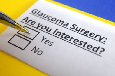 Bir kişi glokom ameliyatı ile ilgili soruya cevap veriyor..