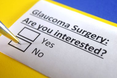 Bir kişi glokom ameliyatı ile ilgili soruya cevap veriyor..