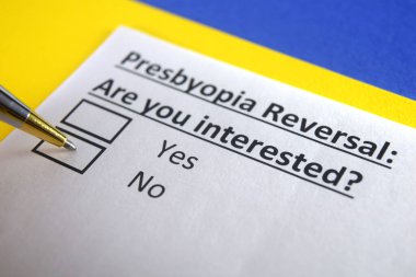 Bir kişi prebyopia ile ilgili soruya cevap veriyor..