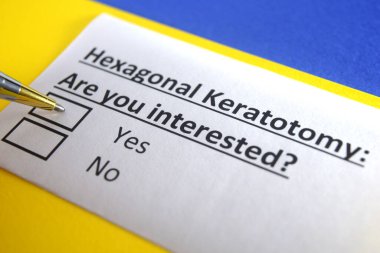 Bir kişi altıgen keratotomiyle ilgili soruya cevap veriyor..