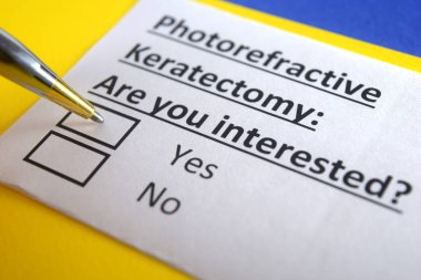 Bir kişi fotorefraktif keratektomi ile ilgili soruya cevap veriyor..