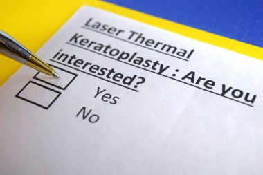 Bir kişi lazer termal keratoplasti ile ilgili soruya cevap veriyor..