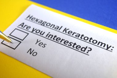 Bir kişi altıgen keratotomiyle ilgili soruya cevap veriyor..