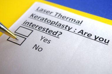 Bir kişi lazer termal keratoplasti ile ilgili soruya cevap veriyor..