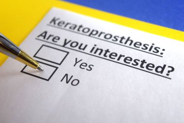 Bir kişi keratoprostezi sorusuna cevap veriyor..