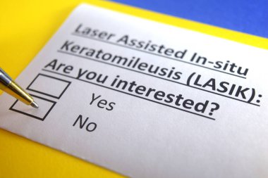 Bir kişi lazer destekli keratomil ile ilgili soruya cevap veriyor..