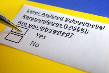 Bir kişi lazer destekli subbepitelyal keratomile ilişkin soruya cevap veriyor (LASEK).