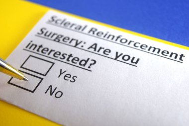 Bir kişi skleral takviye ameliyatı ile ilgili soruya cevap veriyor..