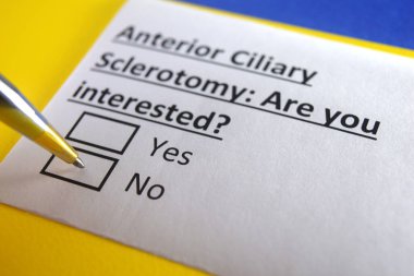 Bir kişi ön siliyer sklerotomi ile ilgili soruya cevap veriyor..