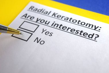 Bir kişi radyal keratotomi ile ilgili soruya cevap veriyor..