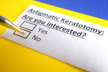 Bir kişi astigmatik keratotomiyle ilgili soruya cevap veriyor..