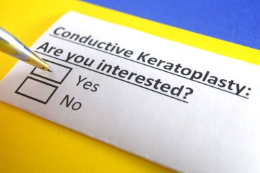 Bir kişi iletken keratoplasti ile ilgili soruya cevap veriyor..