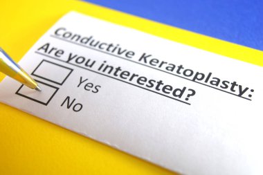 Bir kişi iletken keratoplasti ile ilgili soruya cevap veriyor..
