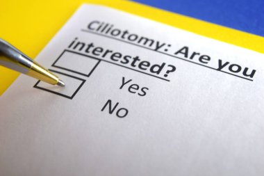 Bir kişi ciliotomi ile ilgili soruya cevap veriyor..