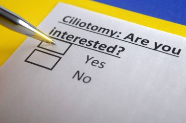 Bir kişi ciliotomi ile ilgili soruya cevap veriyor..