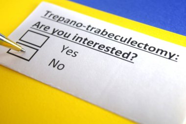 Bir kişi trepano-trabekülektomi ile ilgili soruya cevap veriyor..