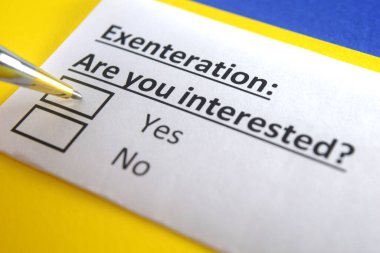 Bir kişi sevinçle ilgili soruya cevap veriyor..