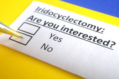 Bir kişi iridoklektomi ile ilgili soruya cevap veriyor..