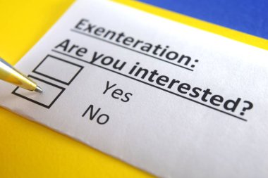 Bir kişi sevinçle ilgili soruya cevap veriyor..