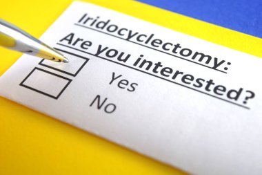 Bir kişi iridoklektomi ile ilgili soruya cevap veriyor..