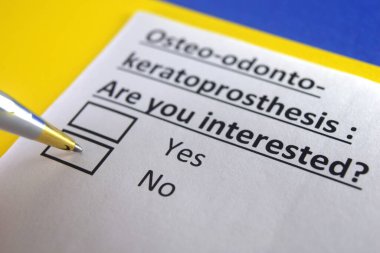 Bir kişi osteo-odonto-keratoprostez hakkındaki soruyu cevaplıyor..